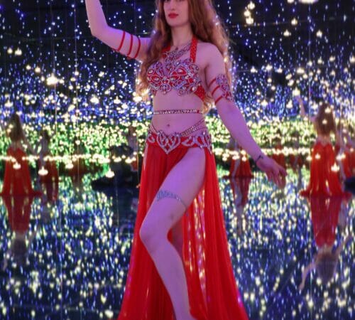 London based professional belly dancer from Canada